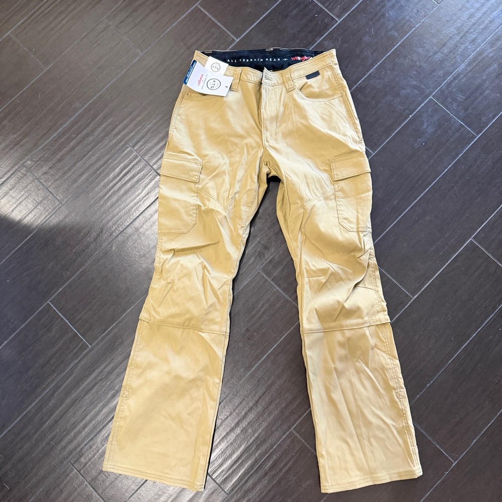 All Terrain Gear by Wrangler women’s  Khaki Cargo Pants Size 10